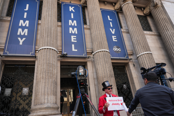 Έξαλλος ο Τραμπ με την επιστροφή Κίμελ - Απειλεί το ABC: Την τελευταία φορά μού έδωσαν 16 εκατ.