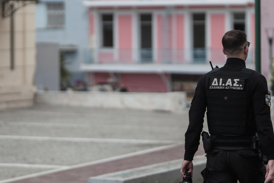 Αστυνομικοί της ομάδας ΔΙΑΣ απέτρεψαν απόπειρα αυτοκτονίας στον Πειραιά (Βίντεο)