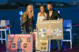 Ρία Ελληνίδου: Η λαμπερή απονομή των πλατινένιων και χρυσών επιτυχιών της (Εικόνες)