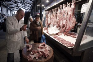 «Βάφτιζαν» ελληνικά αρνιά από τη Ρουμανία