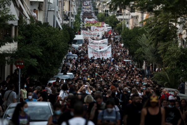 «Ο Παύλος ζει, τσακίστε τους ναζί» - Χιλιάδες στις πορείες για τον Φύσσα