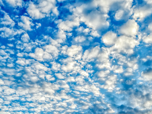 Δύο ταχυτήτων ο καιρός σήμερα: Πού θα βρέξει, πού θα έχει λιακάδα