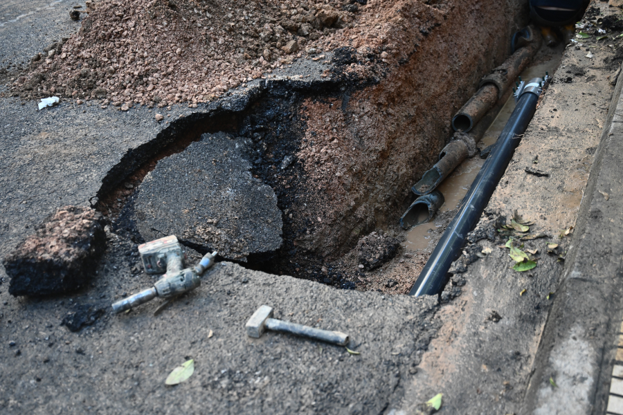 Έσπασε αγωγός της ΕΥΔΑΠ στο κέντρο της Αθήνας – Πού έχει διακοπεί η κυκλοφορία