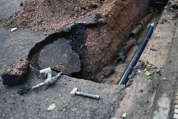 Έσπασε αγωγός της ΕΥΔΑΠ στο κέντρο της Αθήνας – Πού έχει διακοπεί η κυκλοφορία