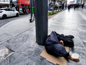 Eurostat: Το 27,5% του πληθυσμού της Ελλάδας σε κίνδυνο φτώχειας ή κοινωνικού αποκλεισμού