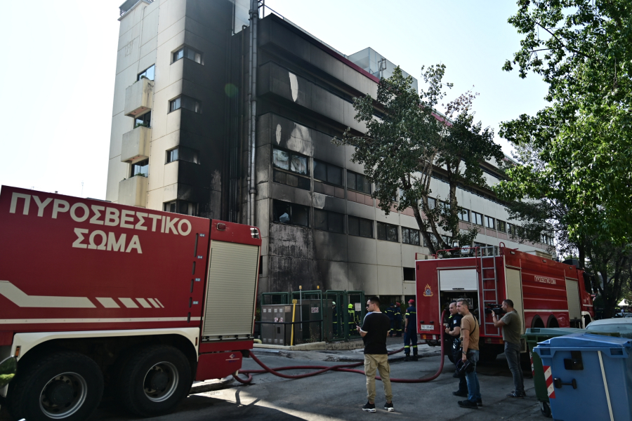 Νοσοκομείο Metropolitan: Από λεβητοστάσιο ξέσπασε η φωτιά - Έσπασαν τζάμια δωματίων, εκκενώθηκαν οι όροφοι (Εικόνες - Βίντεο)