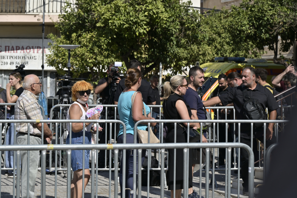 Το τελευταίο αντίο στον Γιώργο Μαζωνάκη - Πλήθος κόσμου στη Νίκαια