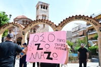 Το τελευταίο αντίο στον Γιώργο Μαζωνάκη - Πλήθος κόσμου στη Νίκαια φωνάζει «Όσο ζω, ΜΑΖΩ»