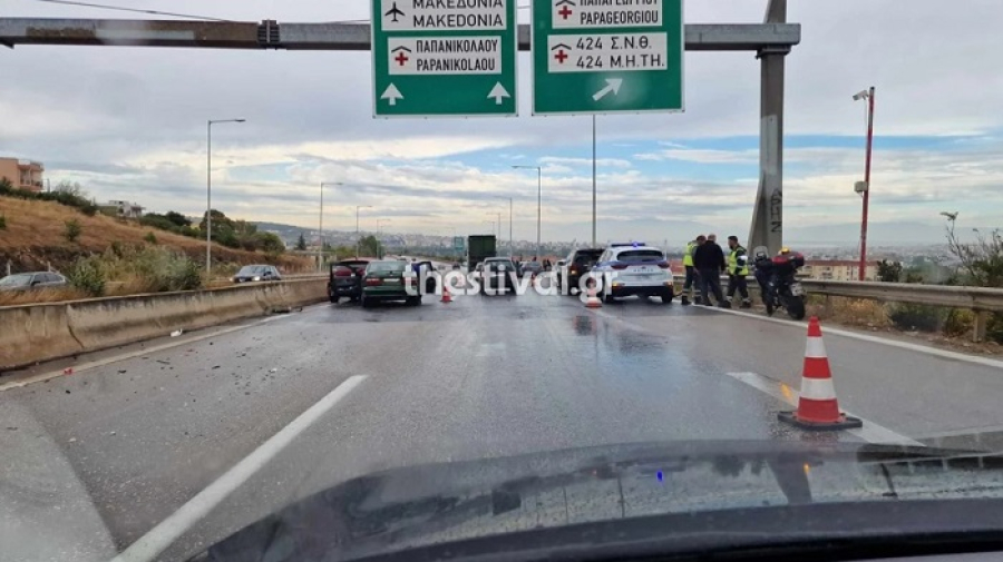Περιφερειακός Θεσσαλονικής: Καραμπόλα 10 οχημάτων - Πληροφορίες για τραυματίες