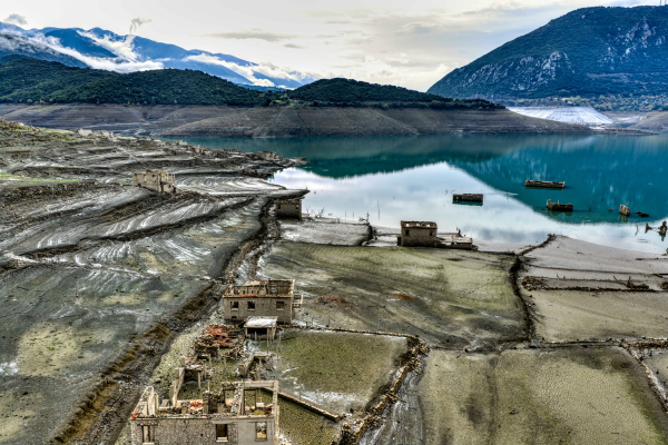 Αποκαλυπτικές εικόνες από τον Μόρνο: Στερεύει η λίμνη παρά τις βροχοπτώσεις