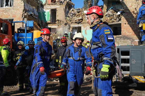 EE και Βρετανία εγκαλούν Ρώσους διπλωμάτες για τις επιθέσεις στο Κίεβο