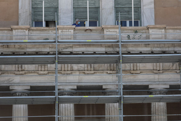 «Φρεσκάρουν» τη Βουλή - Εργασίες αποκατάστασης στο κτίριο (pics)