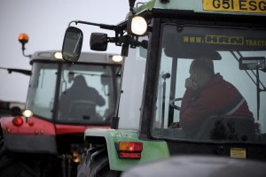 «Ζεσταίνουν» τις μηχανές των τρακτέρ οι αγρότες