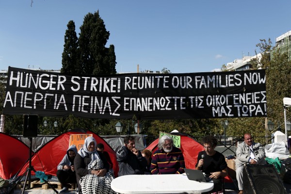 Πρόσφυγες στο Σύνταγμα: «Απεργία πείνας μέχρι να επανενωθούμε με τις οικογένειές μας»