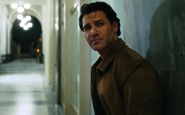 Πέτρος Ιακωβίδης – «Τέλεια»: Το viral τραγούδι σ' ένα music video