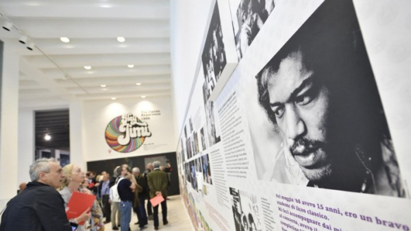 Βιβλίο με αυτόγραφο του Τζίμι Χέντριξ πωλήθηκε σε δημοπρασία