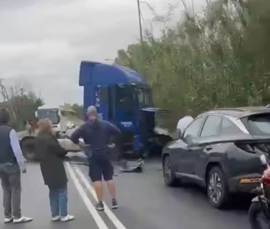 Κρήτη: Σφοδρή σύγκρουση Ι.Χ με νταλίκα στον ΒΟΑΚ - Χρειάστηκε απεγκλωβισμός