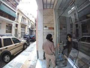 Συμμορία έκλεβε τις κάρτες ανάληψης ηλικιωμένων στον Πειραιά: Καρέ - καρέ η δράση τους (εικόνες)