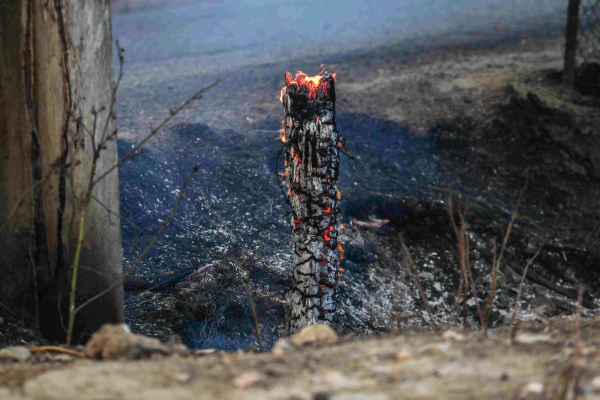 Φόβοι για μόλυνση νερού και αέρα στην Πάτρα - Απαγορεύεται η επαφή παιδιών με τη στάχτη