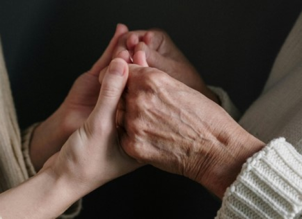 Έφοδος σε παράνομο γηροκομείο στους Αμπελόκηπους: Ηλικιωμένες ζούσαν σε άθλιες συνθήκες