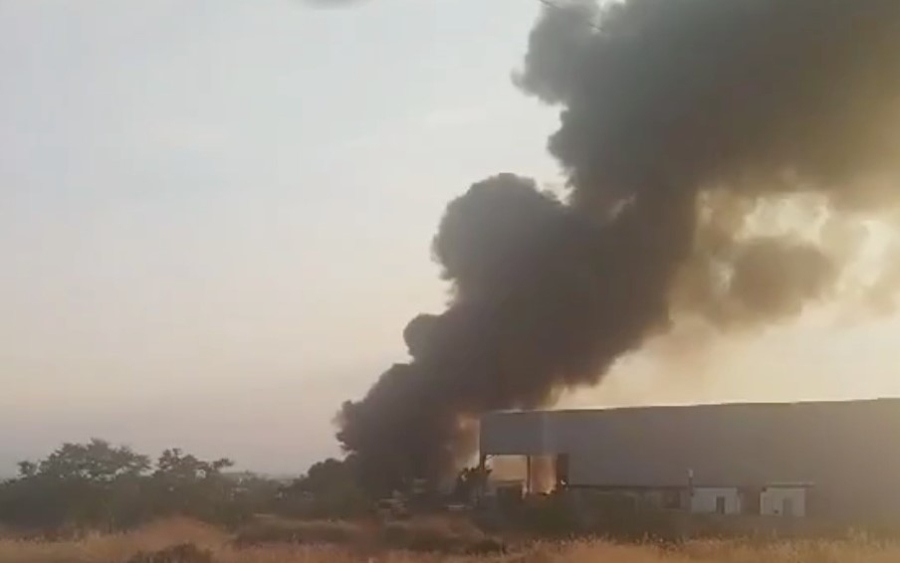 Σε εξέλιξη η φωτιά σε εργοστάσιο στη Σίνδο