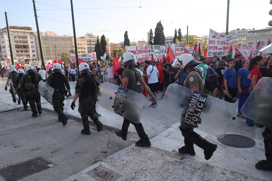 Αντιπολεμική συγκέντρωση και πορεία διαμαρτυρίας στο κέντρο της Αθήνας (Εικόνες)