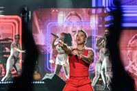 Η συναυλία του Robbie Wlliams στο Καλλιμάρμαρο είχε από σόου μέχρι ψυχανάλυση (vids)