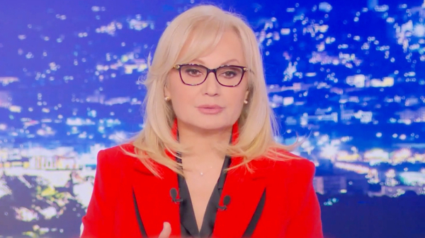 Φως στο Τούνελ: Η Νικολούλη με κόκκινο φόντο «κλείνει το μάτι» στην Μουρτζούκου