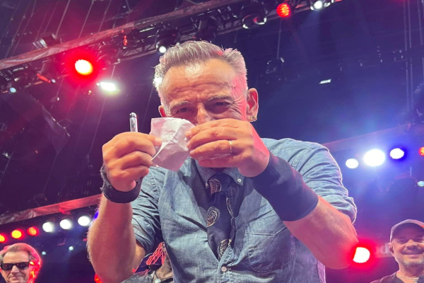 Ο Bruce Springsteen υπέγραψε on stage σημείωμα για να διαιολογήσει απουσίες φαν του στο σχολείο