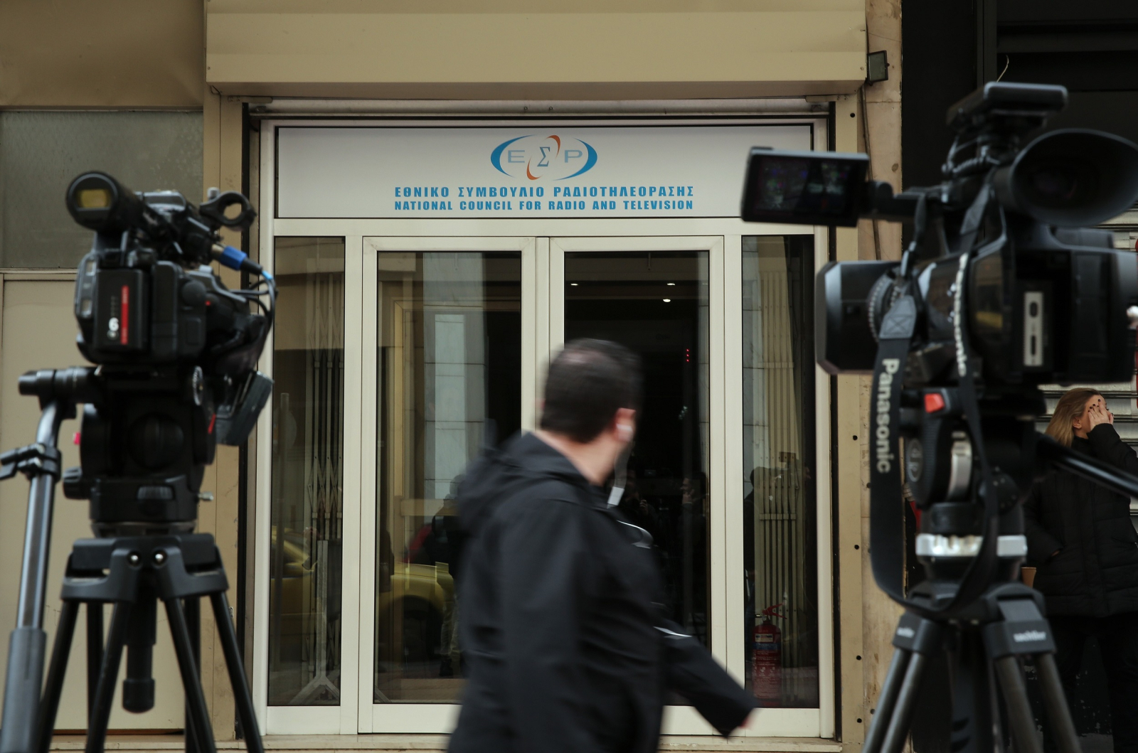 Παρέμβαση του ΕΣΡ στην υπόθεση του αστυνομικού της Βουλής - Τι ζητά από τα ΜΜΕ