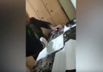 Εξοργιστικό βίντεο: Ο αστυνομικός φώναζε στην 90χρονη γυναίκα - «Εεε, ρε π%#&η μου, μην το κάνεις αυτό σου λέω»