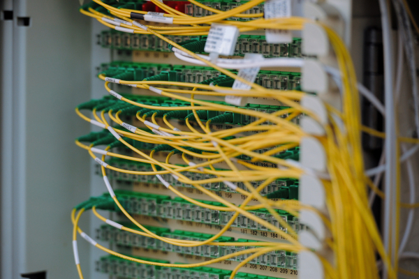 Οι οπτικές ίνες φέρνουν γκρίνιες στις πολυκατοικίες