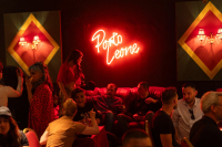 «Porto Leone»: Το πάρτι της νέας σειράς του Alpha θύμισε τα καμπαρέ της δεκαετίας του ’60 (Εικόνες)