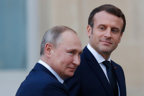 Μακρόν: Σε εξέλιξη τεχνικές εργασίες για την επανέναρξη των συνομιλιών με τον Πούτιν