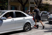 «Μόδα» τα πατίνια με τα παιδιά στους δρόμους: Η νομοθεσία, οι κίνδυνοι και τα προβλήματα