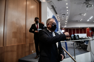 Παρέμβαση Τάκη Θεοδωρικάκου για το «αδέρφια κρατάτε γερά» της Τούμπας