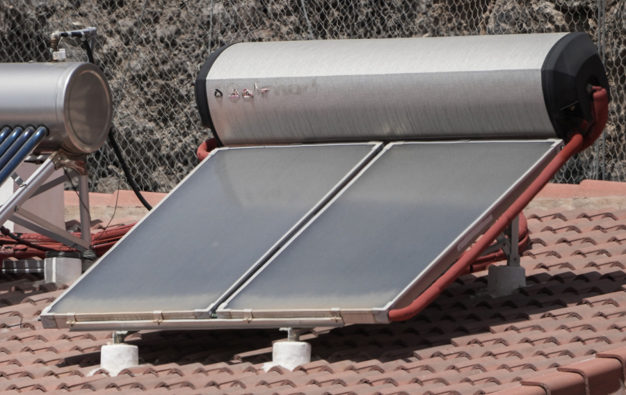 Ηλιακός θερμοσίφωνας: Πότε και πού θα δείτε τα οριστικά αποτελέσματα