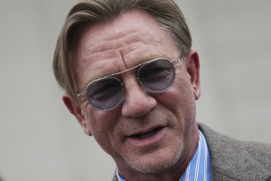 Ο Ντάνιελ Κρεγκ στην περιφορά Επιταφίου στον Άγιο Κωνσταντίνο Γλυφάδας (Βίντεο)