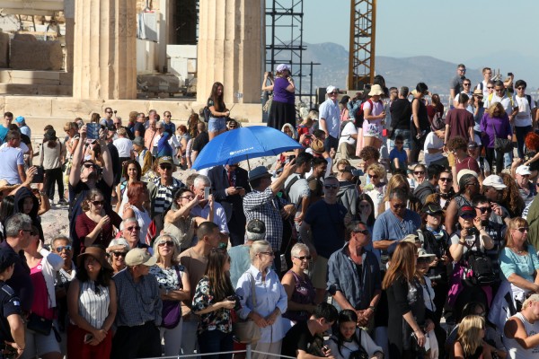 Bloomberg: Ο τουρισμός κινητήριος δύναμης της ελληνικής οικονομίας
