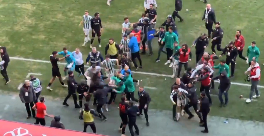 Σκηνές βίας σε ποδοσφαιρικό αγώνα στην Τουρκία