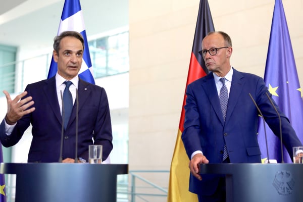 Η αμήχανη στιγμή μετά τους επαίνους Μερτς για το «success story» της 6ήμερης εργασίας στην Ελλάδα (Βίντεο)