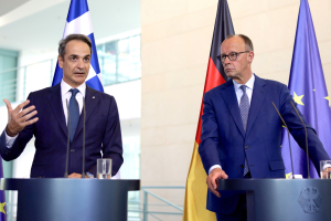 Η αμήχανη στιγμή μετά τους επαίνους Μερτς για το «success story» της 6ήμερης εργασίας στην Ελλάδα (Βίντεο)