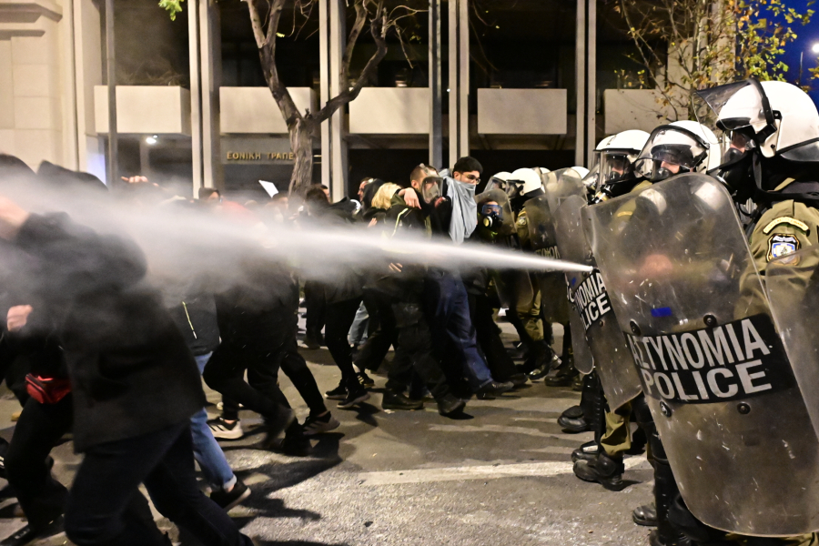 Συγκέντρωση για τα Τέμπη: Η αστυνομία εκκαθάρισε τον χώρο στο Σύνταγμα