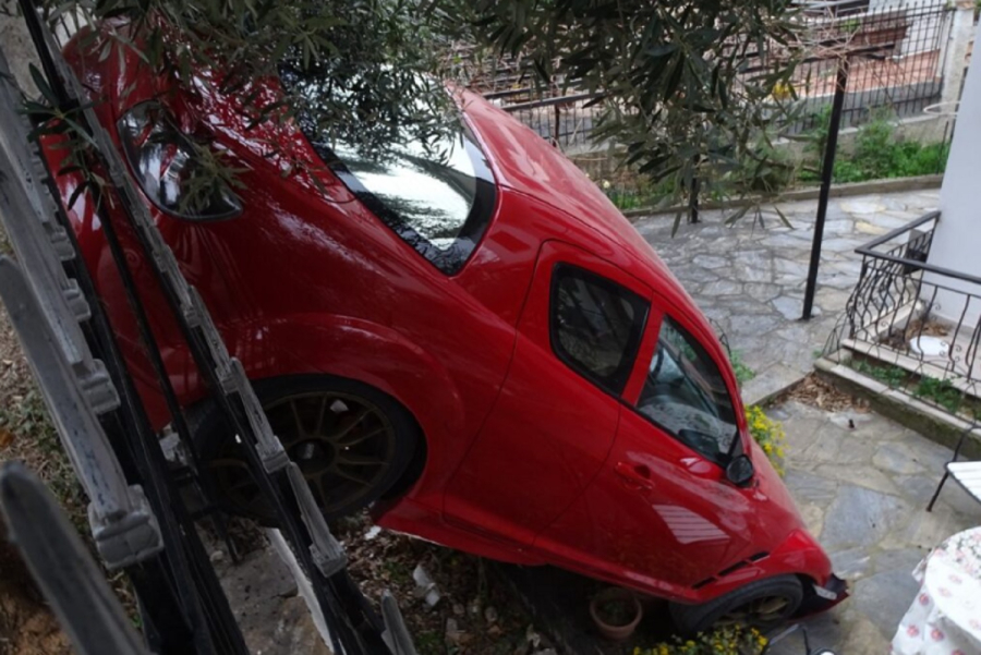 Απίστευτο τροχαίο στη Θεσσαλονίκη: Αυτοκίνητο κατέληξε σε... αυλή σπιτιού στο (εικόνες)