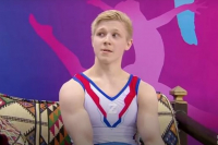 Ρώσος αθλητής ανέβηκε στο βάθρο των νικητών με το «Ζ» στη φανέλα του δίπλα στον Ουκρανό νικητή (βίντεο)