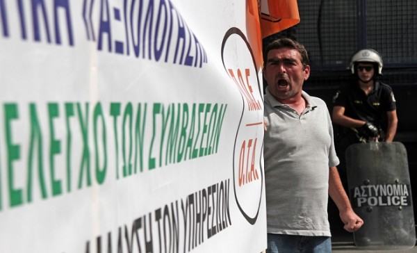 Συγκέντρωση διαμαρτυρίας δημοτικών υπαλλήλων έξω από το ΥΠΕΣ