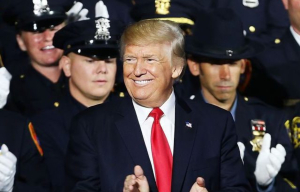 «Το χτύπημα θα είναι πολύ σκληρό»: Ο Τραμπ «ζυγίζει» τις επιλογές του για το Ιράν - Φόβοι για αντίποινα