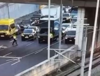 Οδηγός μηχανής περέσυρε τροχονόμο στην Αττική Οδό - Προσπάθησε να αποφύγει μπλόκο (βίντεο)