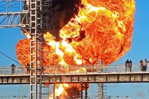 Ρωσία: Ισχυρή έκρηξη μετά από εκτροχιασμό τρένου που μετέφερε βενζίνη (Βίντεο)
