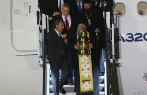 Το Άγιο Φως το απόγευμα στην Αθήνα με ειδική πτήση από Ιεροσόλυμα